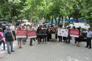 Protesters against domestic violence during Mariam gevorgyan trial. (Photo: Society Without Violence in Armenia)