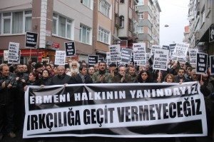 Protest against anti-Armenian crimes in Samatya, Istanbul: "We stand together with Armenians, we won't give way to racism." (Photo shared on Facebook by Halkların Demokratik Kongresi [HDK])