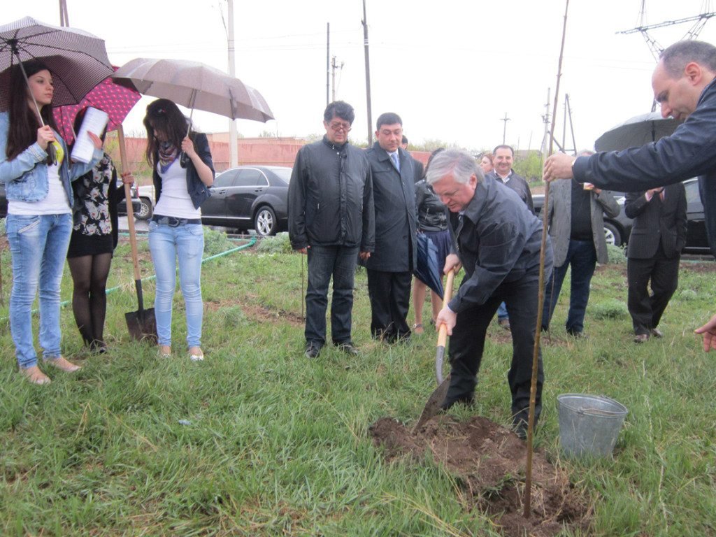 Minister of Foreign Affairs Edward Nalbandian joined a tree planting event in Yerevan in partnership with ATP, the United Nations Office in Armenia, the local government, international embassies, and the Earth Day Network
