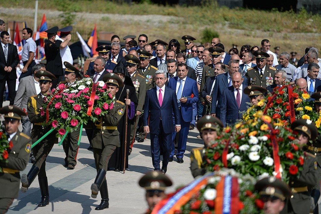NKR President Bako Sahakyan, accompanied by an official delegation from Armenia including President Serge Sarkisian, visited the Stepanakert memorial to pay tribute to those who lost their lives during the Artsakh war.