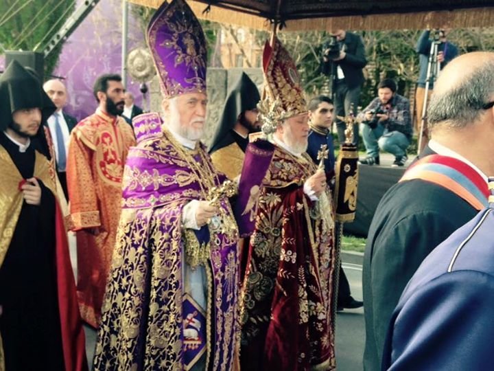 The Catholicos of All Armenians Karekin II and the Catholicos of the Great House of Cilicia Aram I jointly presided over a historic rite of canonization in Etchmiadzin, declaring the Armenian Genocide victims to be Saints. (Photo: Varant Meguerditchian )