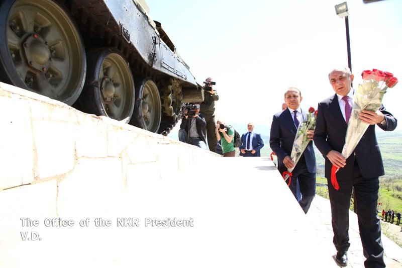 President Bako Sahakyan lays flowers at the Shushi Tank Memorial (Photo: NKR President's Office)