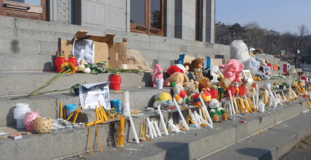 Candles, flowers, and toys on the stairs of the Yerevan Opera House after the death of the six-month old Seryozha (Photo: 6AND5)