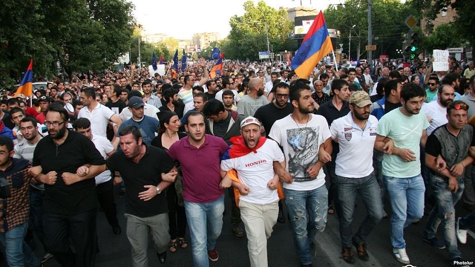 Thousands are continuing their demonstration by once again marching from Yerevan’s Freedom Square to Armenia’s Presidential residence (Photo: Photolure)