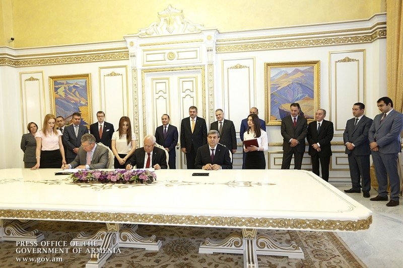 Armenia - Energy Minister Yervand Zakharian and Joseph Brandt, the CEO of the U.S company ContourGlobal, sign a deal on the sale of Vorotan Hydro Cascade in Yerevan (Photo: gov.am)