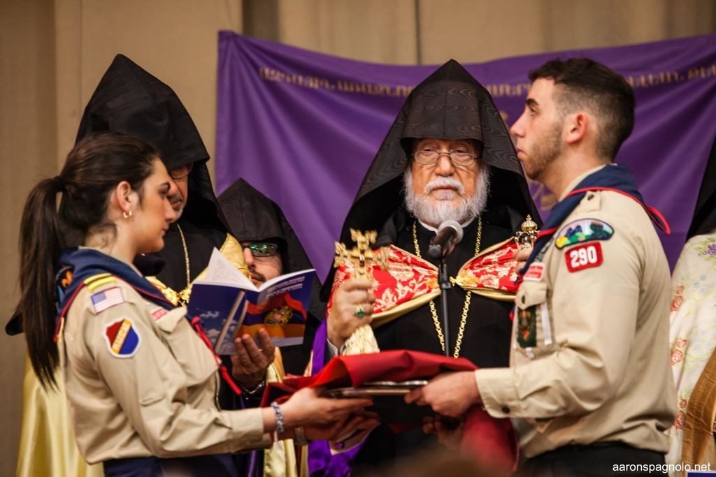 Catholicos Aram I blesses the Armenian tricolor (photo: Aaron Spagnolo)