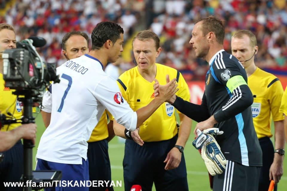 Ronaldo (left) and Berezovsky (right) exchanging handshakes prior to the match (Photo: ffa.am/tiskanderyan) 