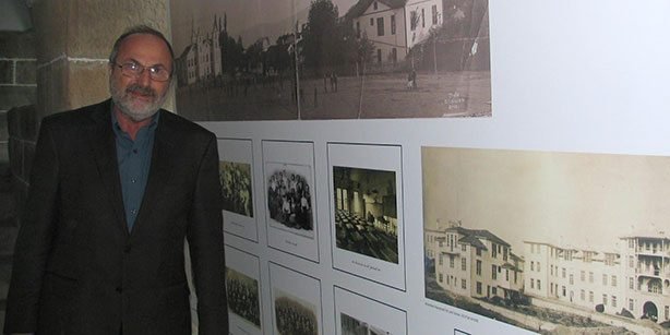  Marsoobian posing in front of a picture at Merzifon exhibition in 2013. (Photo: DHA)