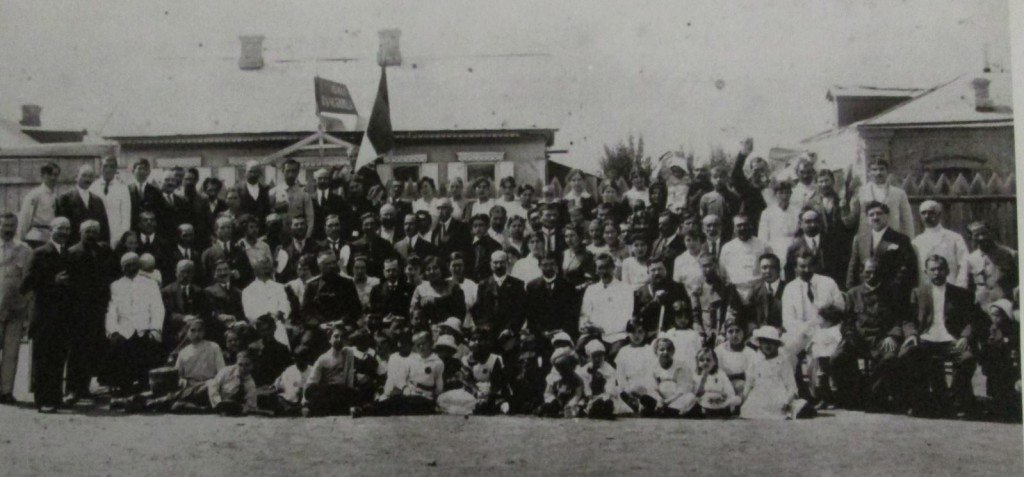 The Armenian community in Manzhouli (Circa 1920. Photo: Armenian Studies Program Collection at CSU Fresno)