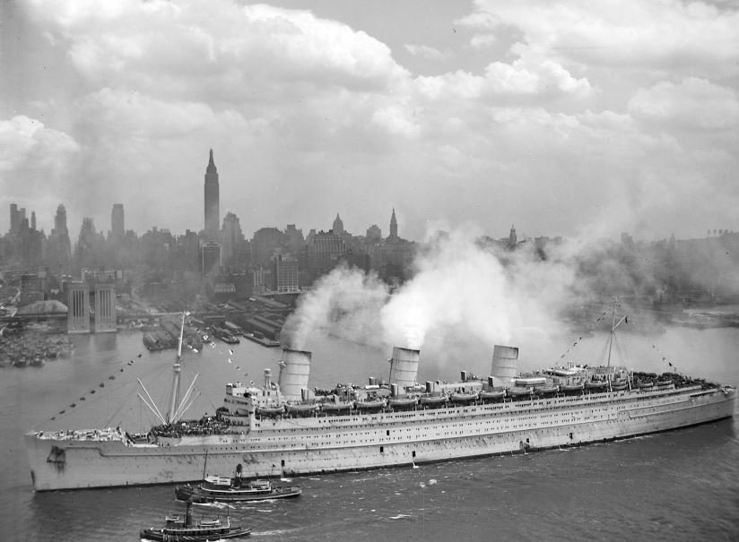 The Queen Mary arriving in New York Harbor, June 20, 1945, with thousands of U.S. soldiers (Photo: U.S. Navy)