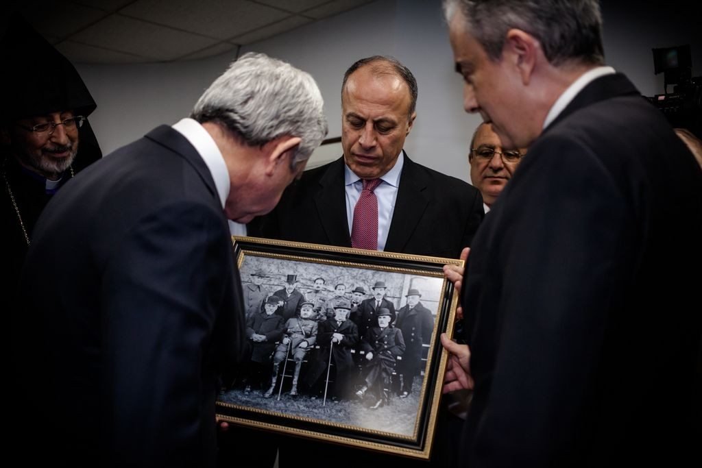 The ARF chair presenting Sarkisian with a framed picture of the first delegation from the First Republic to visit the United States (Photo: Aaron Spagnolo)