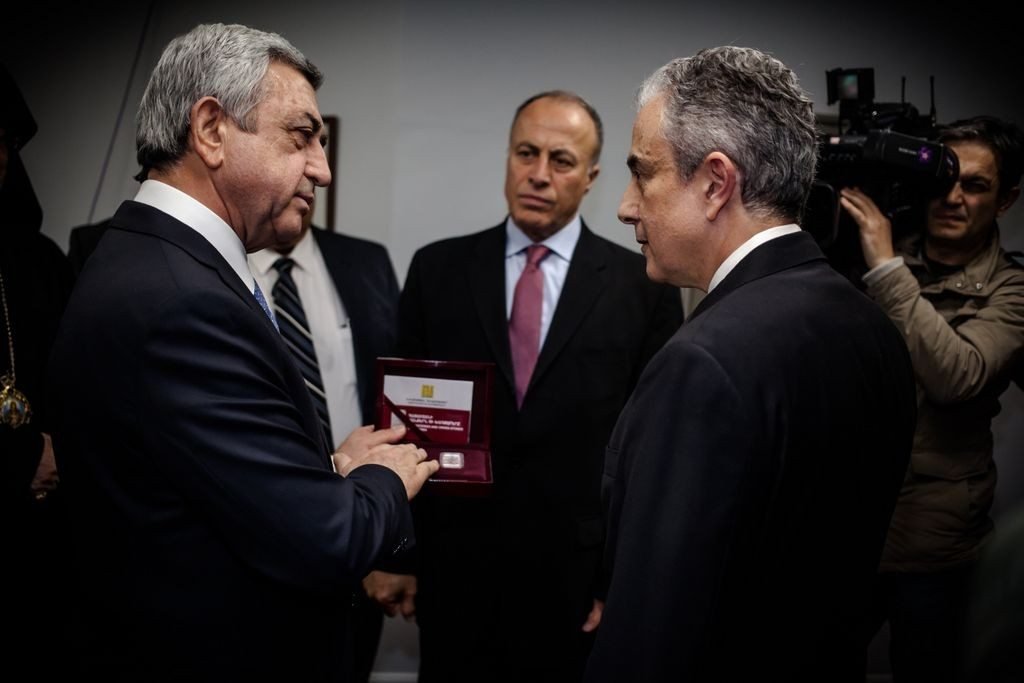 Sarkisian presenting Oshagan with a case containing commemorative coins depicting the monasteries and cross-stones of Armenia (Photo: Aaron Spagnolo)