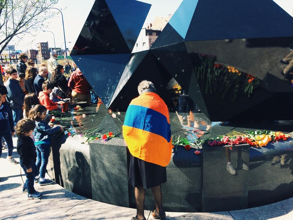 Laying flowers at the Armenian Genocide memorial (Photo: Araz Chiloyan)