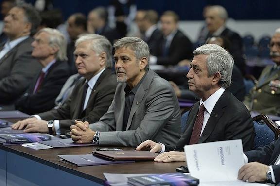 Clooney (center) with Armenia's President Serge Sarkisian (right) and Foreign Minister Edward Nalbandian (left)