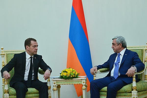 Russia's Prime Minister Dmitry Medvedev (left) and Armenia's President Serge Sarkisian on April 7 (photo: president.am)
