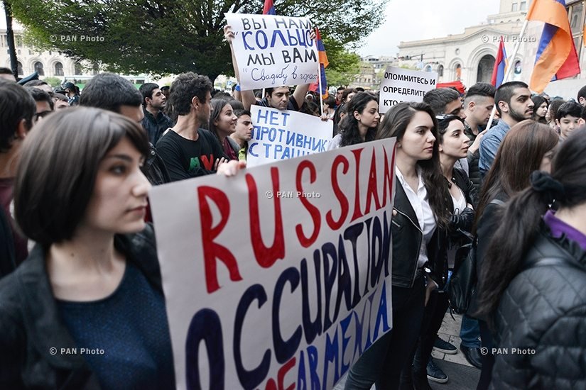 Demonstrators chanted slogans such as “sovereign Armenia” and “free and independent Armenia” during the march from Yerevan’s Liberty Square to the Russian Embassy in Armenia. (Photo: PanArmenian Photo)
