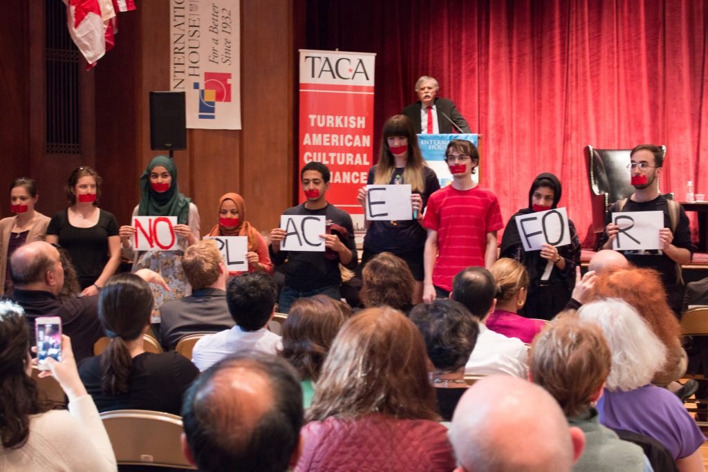 Activists hold protest at denialist lecture at the University of Chicago (Photo: Zoe Kaiser/The Chicago Maroon)