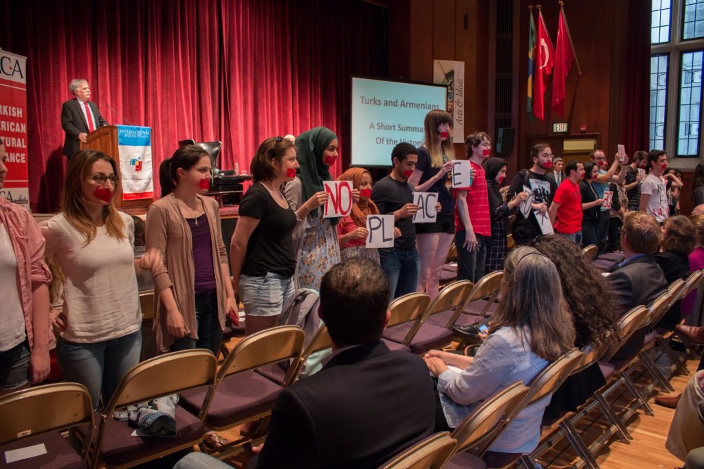 Activists hold protest at denialist lecture at the University of Chicago (Photo: Zoe Kaiser/The Chicago Maroon)