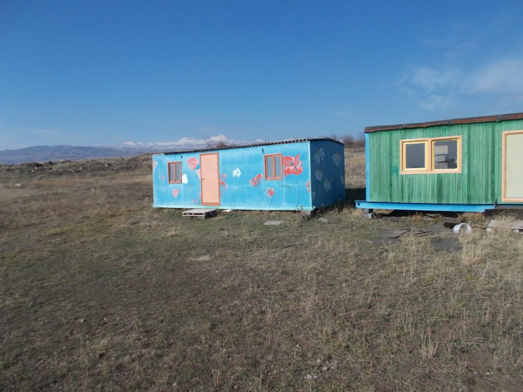 The colorful trailers for volunteers and overnight stays (Photo: Lena Tachjian)