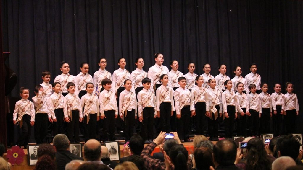 The "Arekag" chorus performing 