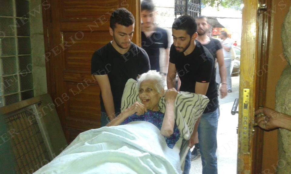 One of the elderly of the the Vergine Gulbenkian center being relocated (Photo: Perio News)