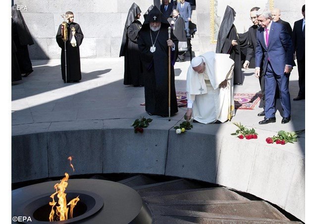 Pope Francis places two roses by the eternal flame (Photo: EPA)