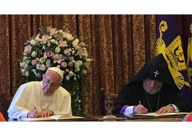 Pope Francis and Karekin II signed a joint declaration, giving thanks for the progress towards Christian unity, and appealing for peace in the Middle East and other regions torn apart by conflict, terrorism and religious persecution. (Photo: Vatican Radio)