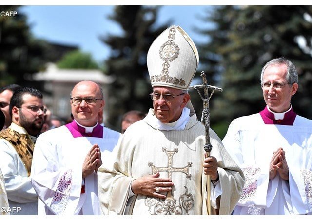 The Pope arrives in Gyumri (Photo: AFP)