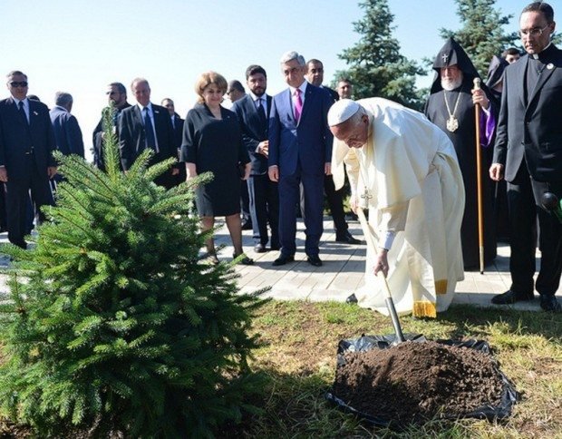 Pope Francis plants a tree at Tsitsernakaberd (Photo: News.am)