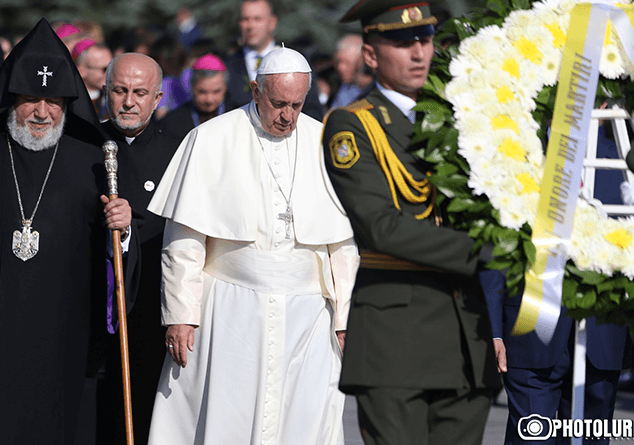 Pope Francis walks towards the Armenian Genocide Memorial at Tsitsernakaberd (Photo: Photolure)