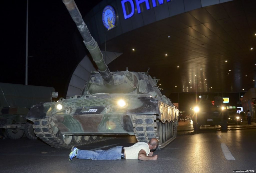 A man lies in front of a Turkish Army tank at Istanbul's Ataturk airport (Photo: RFE/RL)