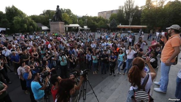 Opposition activist Davit Sanasarian addresses protesters in Yerevan's Liberty Square (Photo: Photolure)