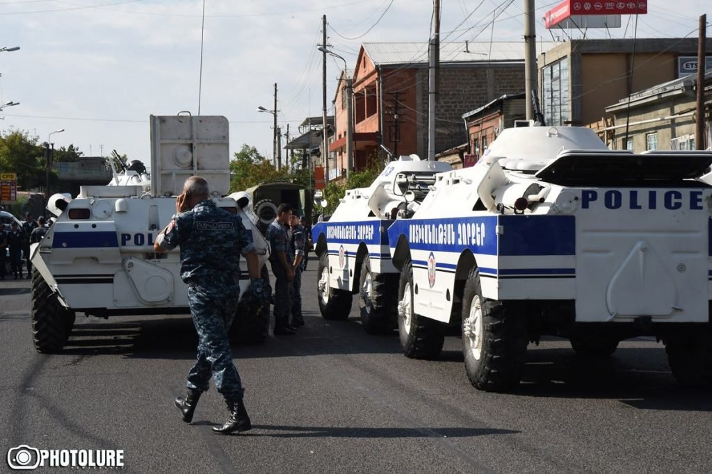 Anti-government gunmen occupying a police station in Yerevan released three hostages on July 18, (Photo: Photolure/Vahram Baghdasarian)