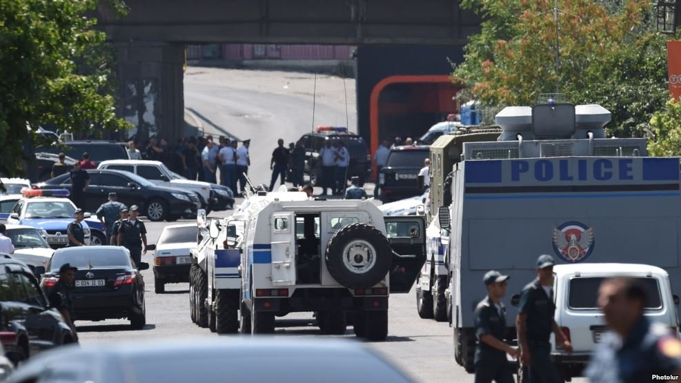 Police vehicles block a road leading to the Yerevan police station (Photo: Photolure.am)