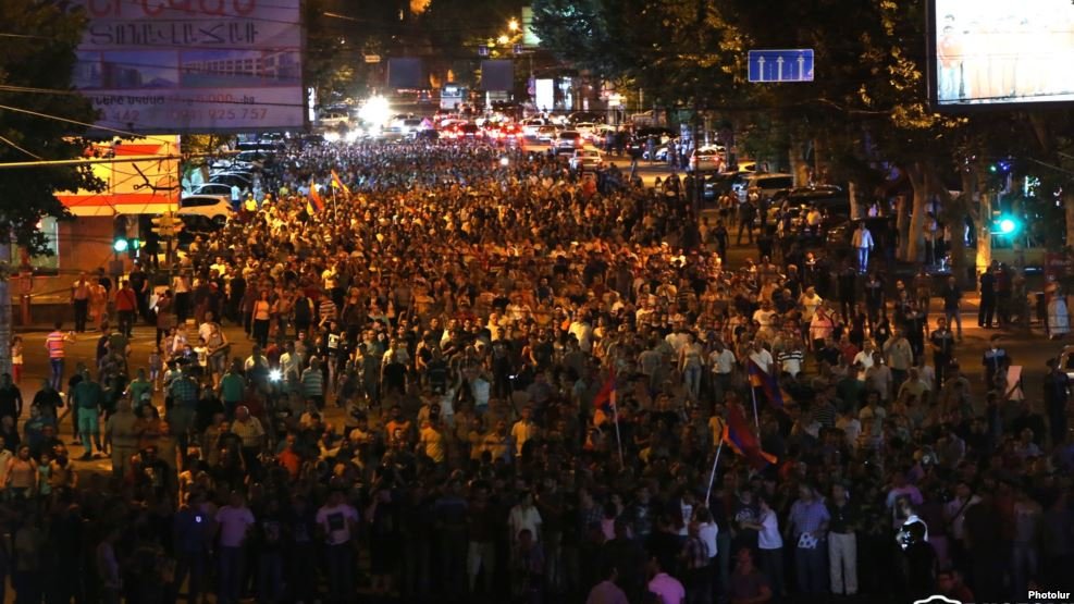 Thousands of demonstrators marched in Yerevan on the evening of July 25, in support of the armed opposition group, which continues to occupy a Yerevan police station since July 17. 
