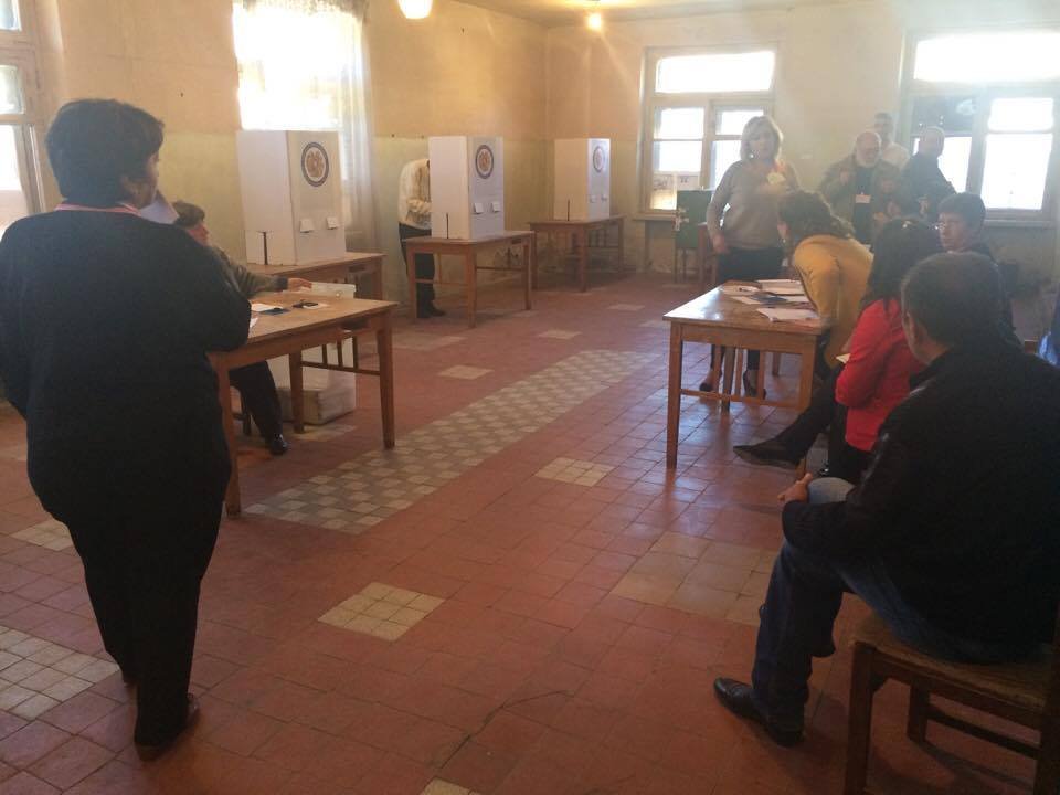 A Vanadzor polling station during a quiet moment. (Photo: Nairi Hakhverdi)