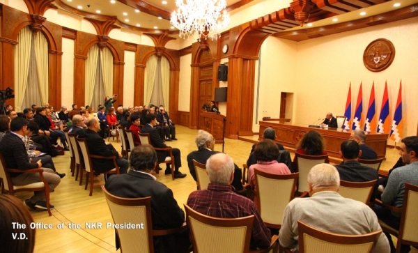 President Sahakyan's meeting with the participants. (Photo: NKR President's Press Office) 