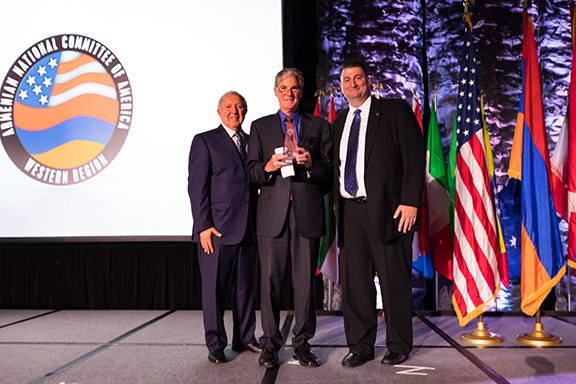 ANCA-WR Board Members Ashod Mooradian, Esq. (R) and Berdj Karapetian (L) presented the 2016 ANCA-WR Man of the Year award to California’s State Superintendent of Public Instruction Tom Torlakson. 